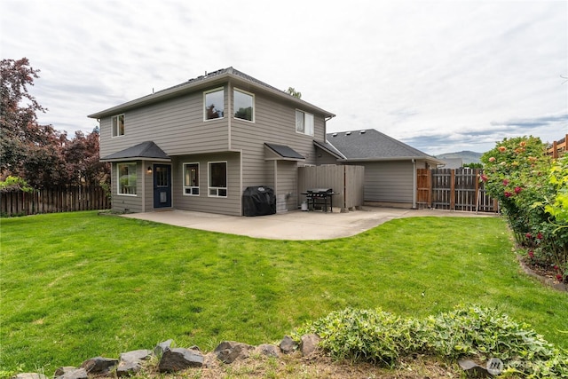 1906 Lion Pl, Wenatchee, WA 98801 - back of property featuring a patio area