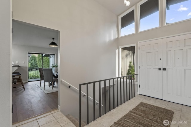 5110 NW Sammamish Rd, Issaquah, WA 98027 - tiled entryway featuring a high ceiling