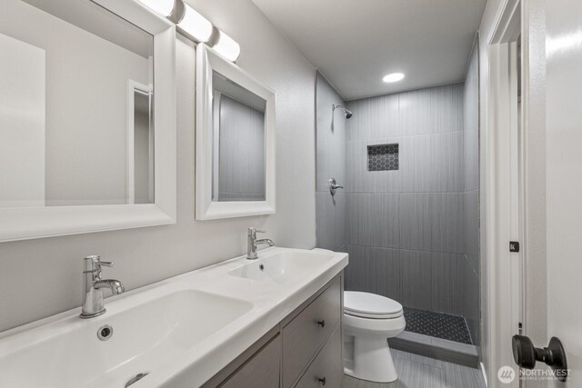 5110 NW Sammamish Rd, Issaquah, WA 98027 - full bath featuring a tile shower, toilet, double vanity, tile patterned flooring, and recessed lighting