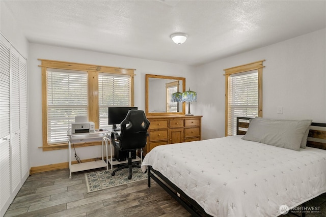 330 Highland Ave, Chelan, WA 98816 - bedroom with wood finished floors, baseboards, and an office area