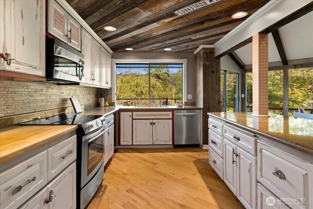 41506 292nd Way SE, Enumclaw, WA 98022 - kitchen with stainless steel appliances, a sink, decorative backsplash, light wood-style floors, and white cabinets