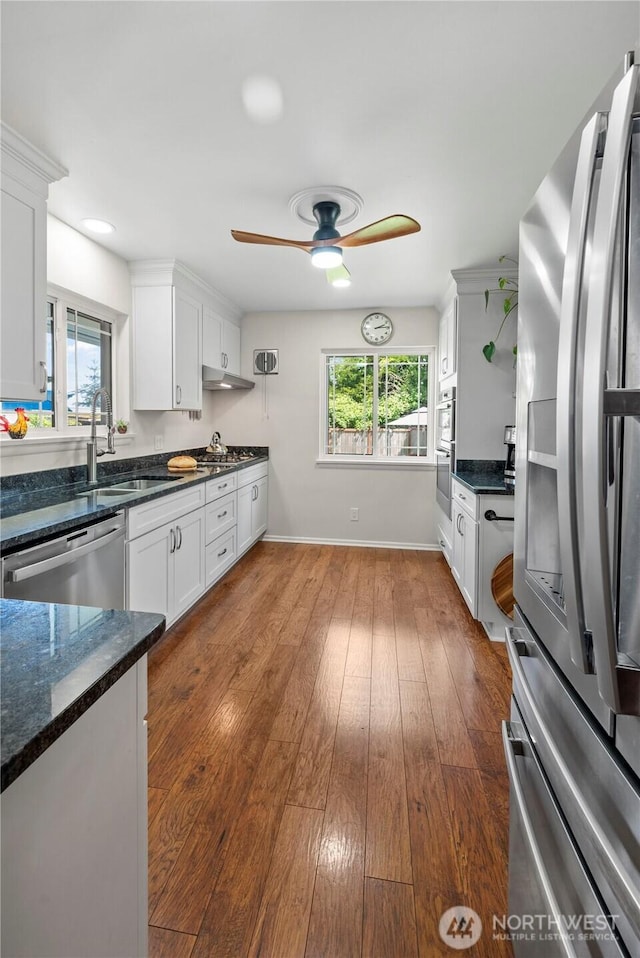 6901 Columbia Ct, Everett, WA 98203 - kitchen with stainless steel appliances, a sink, white cabinets, and ceiling fan