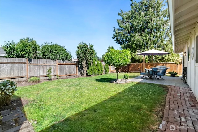 1980 Mckinley St, Enumclaw, WA 98022 - fenced backyard with a patio area