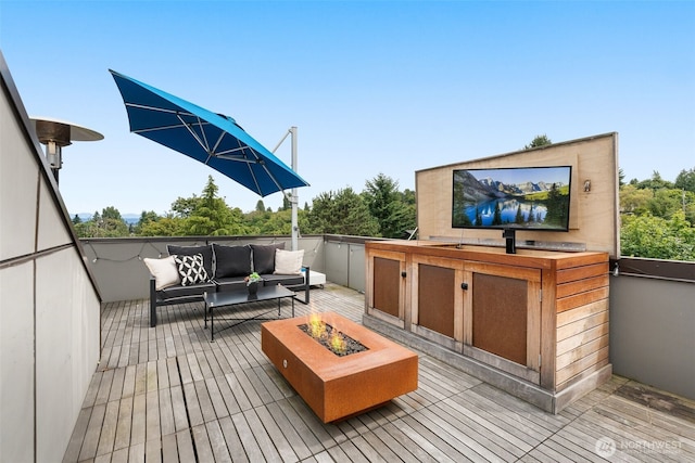 402 W Fulton St, Seattle, WA 98119 - wooden deck with an outdoor living space