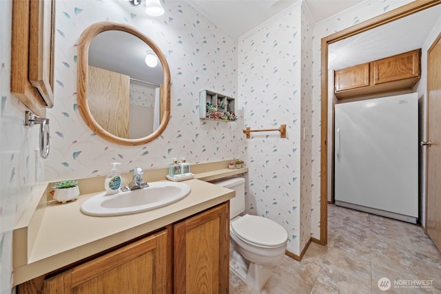 1402 22nd St NE Unit 515, Auburn, WA 98002 - bathroom with crown molding, wallpapered walls, and vanity