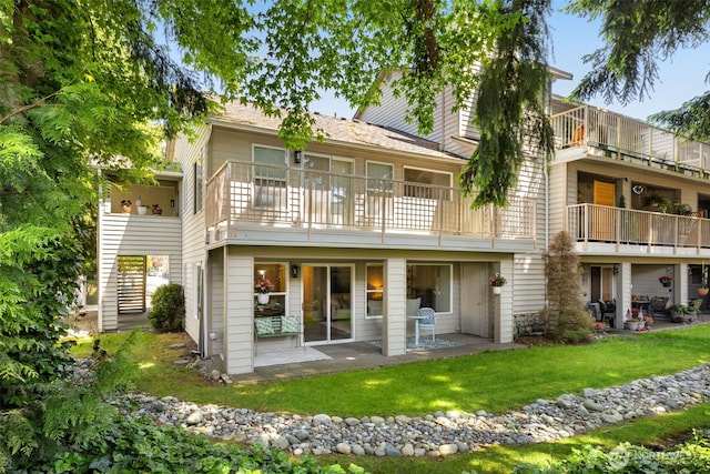 730 112th St SW Unit G106, Everett, WA 98204 - back of property with a balcony, a patio, and a yard