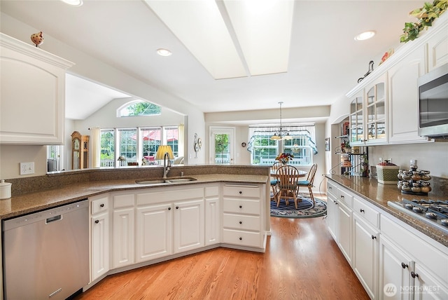 418 158th Pl NW, Arlington, WA 98223 - kitchen featuring appliances with stainless steel finishes, a sink, light wood-style floors, healthy amount of natural light, and recessed lighting
