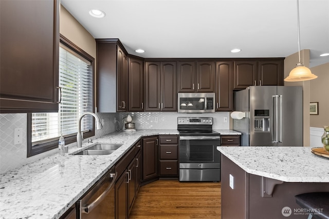 16520 136th Ave E, Puyallup, WA 98374 - kitchen featuring stainless steel appliances, a sink, dark brown cabinetry, recessed lighting, and wood finished floors