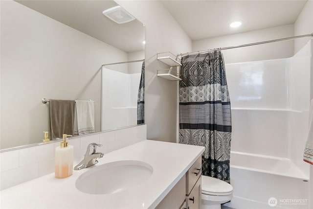 707 I St NE, Quincy, WA 98848 - full bathroom with vanity, shower / bath combo with shower curtain, and toilet