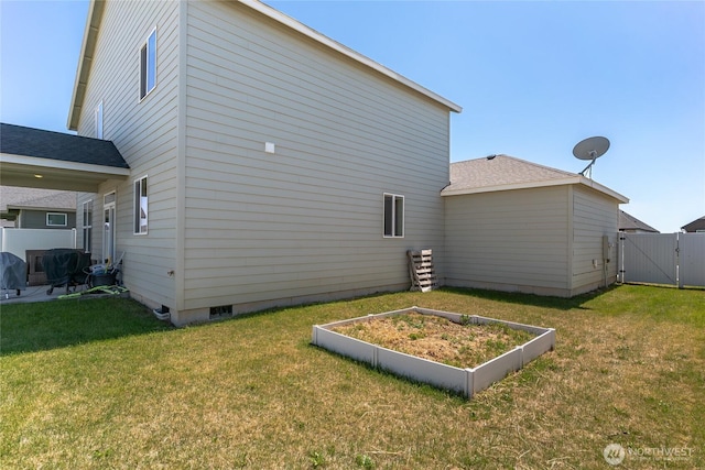 707 I St NE, Quincy, WA 98848 - rear view of house with a gate and a garden