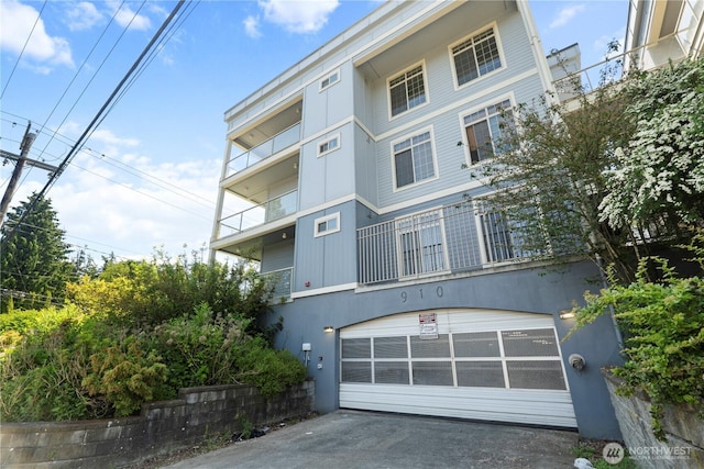 910 Gladstone St Unit 307, Bellingham, WA 98229 - view of property featuring driveway