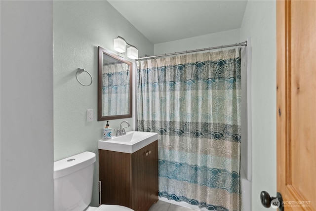 367 1st St SE, East Wenatchee, WA 98802 - full bath featuring vanity, toilet, a textured wall, and curtained shower