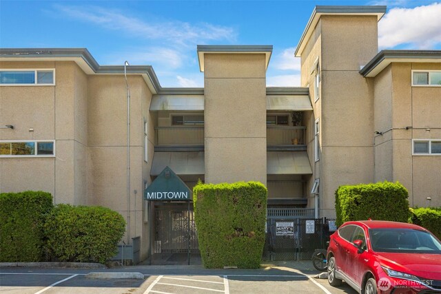 732 11th Ave E Unit 202, Seattle, WA 98102 - view of property featuring uncovered parking