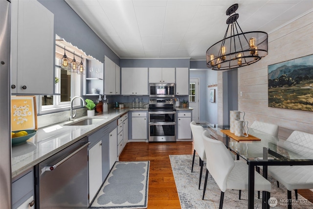 1254 Mchugh Ave, Enumclaw, WA 98022 - kitchen featuring stainless steel appliances, a sink, a chandelier, dark wood-style floors, and hanging light fixtures