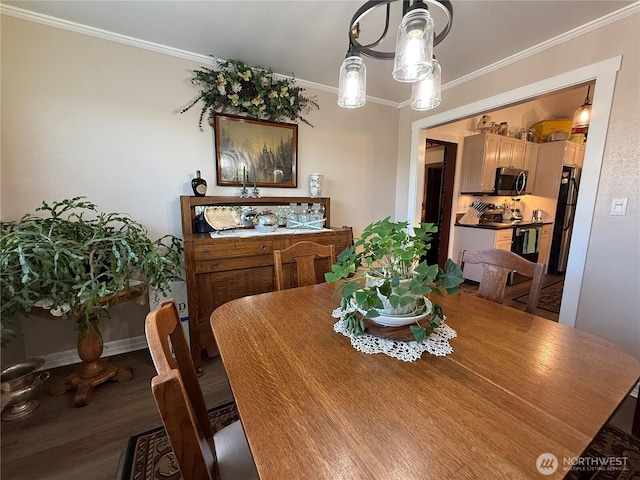 115 15th St SW, Long Beach, WA 98631 - dining space featuring crown molding, wood finished floors, and a chandelier