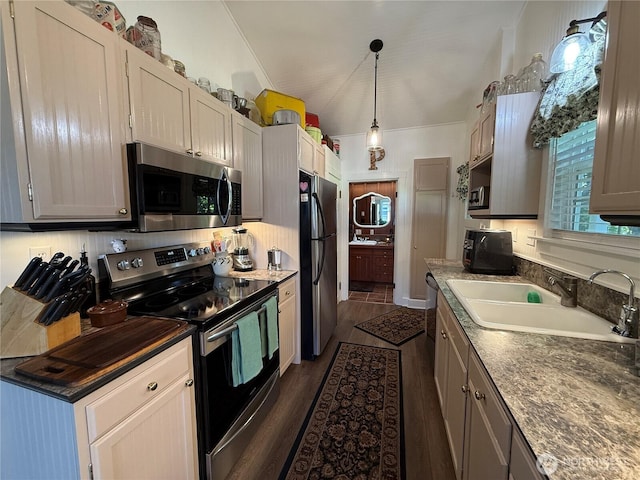 115 15th St SW, Long Beach, WA 98631 - kitchen featuring appliances with stainless steel finishes, a sink, dark wood finished floors, crown molding, and pendant lighting