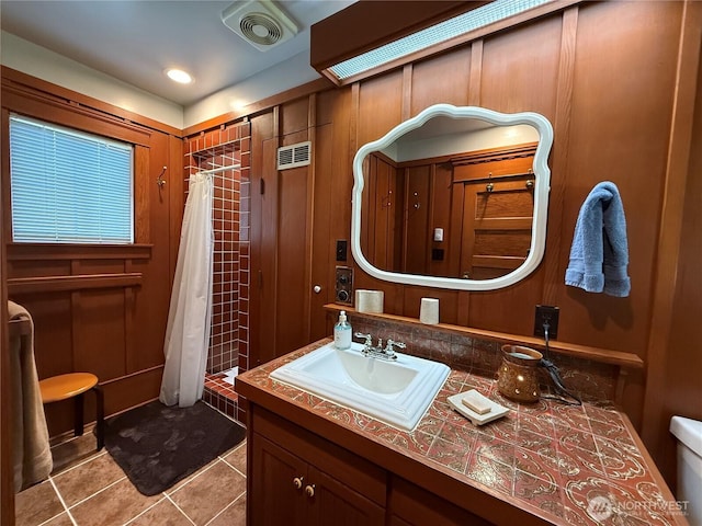115 15th St SW, Long Beach, WA 98631 - full bathroom with tile patterned floors, vanity, a tile shower, and toilet
