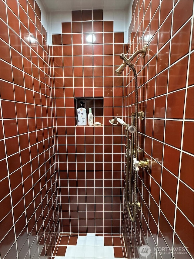 115 15th St SW, Long Beach, WA 98631 - full bathroom featuring tiled shower