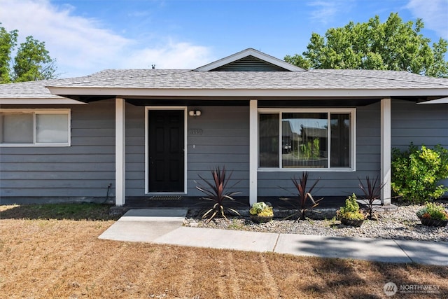 1115 S Evergreen Dr, Moses Lake, WA 98837 - view of front of property with a porch, a shingled roof, and a front lawn