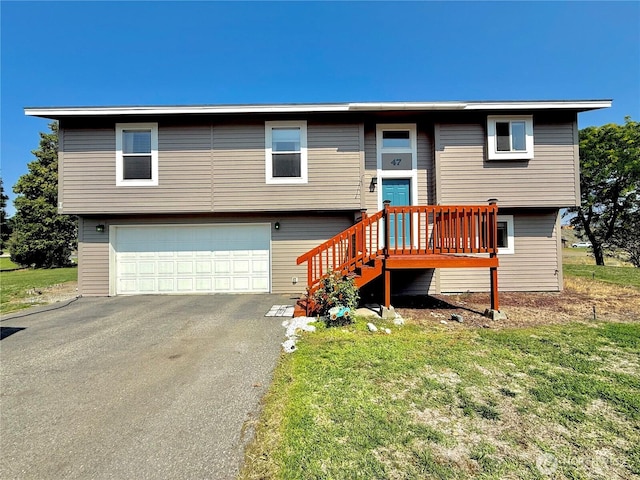 47 Kruse St, Omak, WA 98841 - split foyer home featuring a garage, driveway, and a front lawn