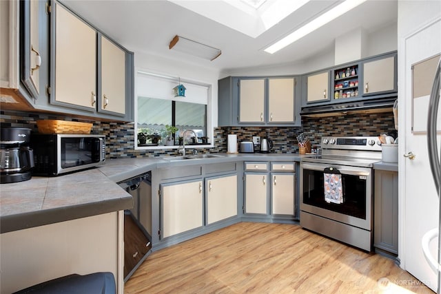2259 Rincon Ave, Enumclaw, WA 98022 - kitchen with appliances with stainless steel finishes, a sink, decorative backsplash, and under cabinet range hood