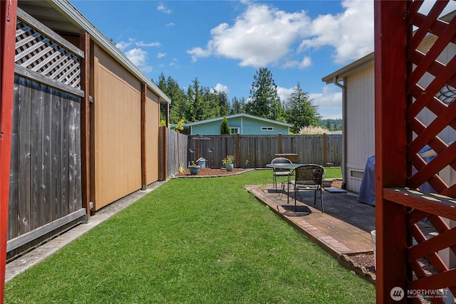 2259 Rincon Ave, Enumclaw, WA 98022 - view of yard featuring a patio area