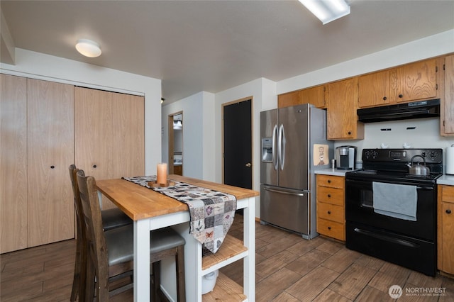 811 S Laventure Rd Unit C, Mount Vernon, WA 98274 - kitchen featuring stainless steel fridge with ice dispenser, black range with electric cooktop, under cabinet range hood, light countertops, and dark wood-style floors