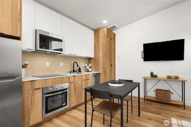 116 4th Ave S, Algona, WA 98001 - kitchen featuring stainless steel appliances, light wood-style floors, modern cabinets, and recessed lighting