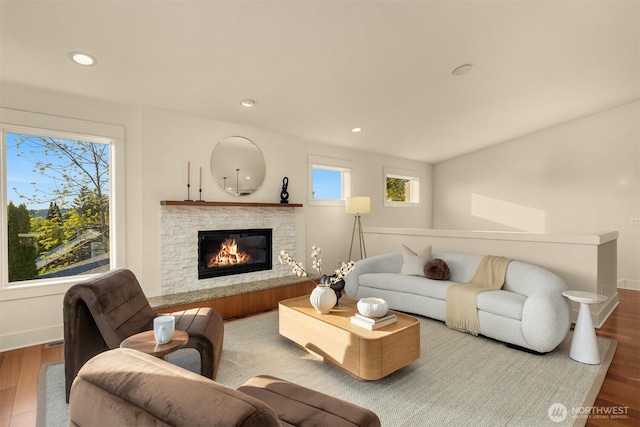 506 13th Ave W, Kirkland, WA 98033 - living area featuring wood finished floors, a glass covered fireplace, recessed lighting, and baseboards