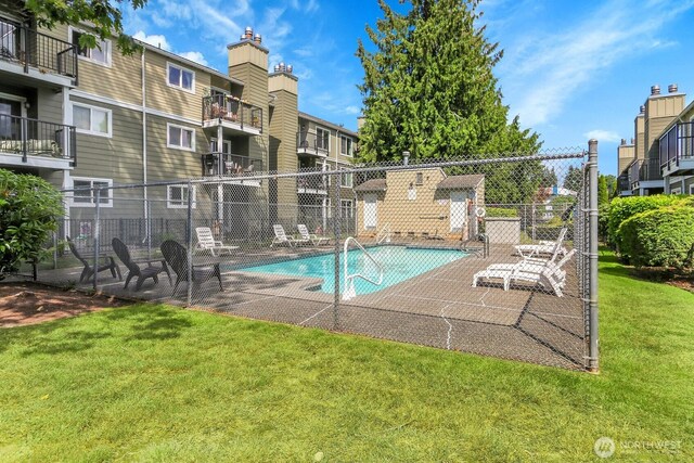 820 Cady Rd Unit H202, Everett, WA 98203 - community pool featuring a patio