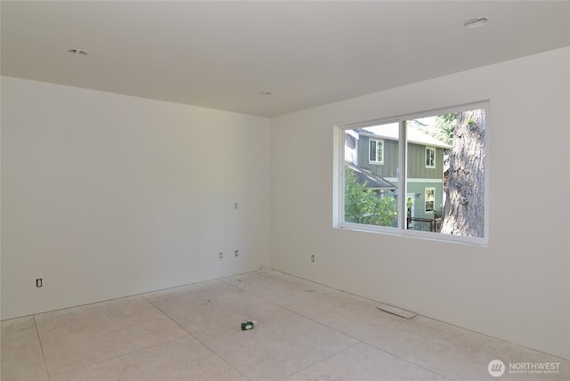 1103 Whidbey St, Bellingham, WA 98229 - empty room with recessed lighting