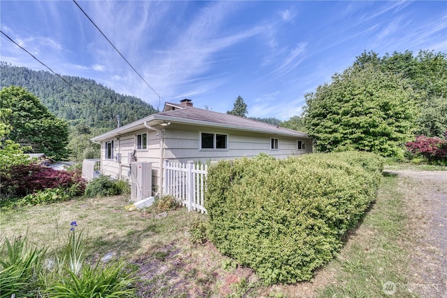 925 Front St S, Issaquah, WA 98027 - view of side of home featuring a chimney