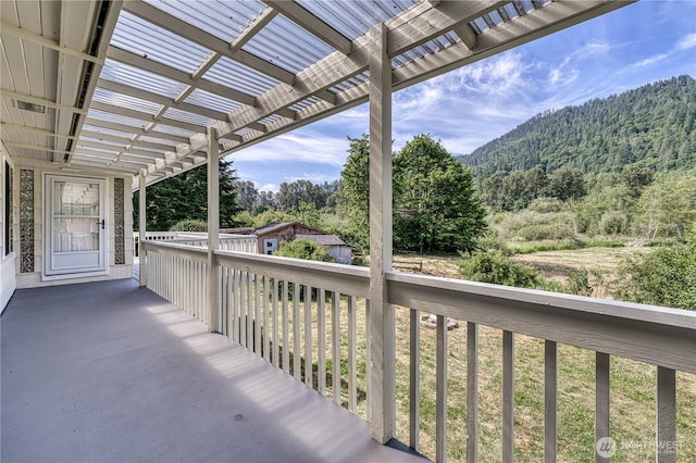 925 Front St S, Issaquah, WA 98027 - balcony with a pergola and a forest view
