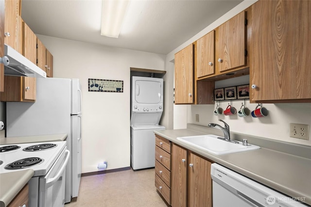 625 N Jackson Ave Unit A9, Tacoma, WA 98406 - kitchen featuring stacked washer / drying machine, white appliances, a sink, under cabinet range hood, and brown cabinetry