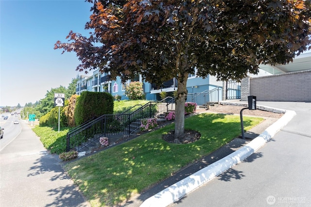 625 N Jackson Ave Unit A9, Tacoma, WA 98406 - view of front facade featuring a front yard