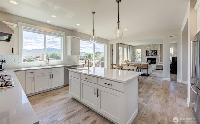107 Lone Ram Ln, Wenatchee, WA 98801 - kitchen featuring a sink, tasteful backsplash, plenty of natural light, and recessed lighting