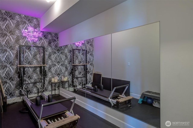 107 Lone Ram Ln, Wenatchee, WA 98801 - exercise room with wallpapered walls and baseboards
