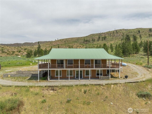 29 Barn Dance Dr, Pateros, WA 98846 - view of front of house featuring a mountain view, a patio, and a metal roof