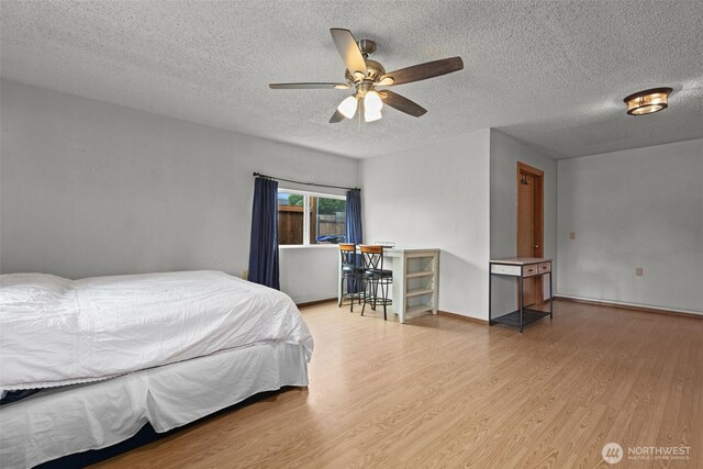 1350 S Woodlawn St, Tacoma, WA 98465 - bedroom featuring a textured ceiling, light wood-style flooring, and a ceiling fan