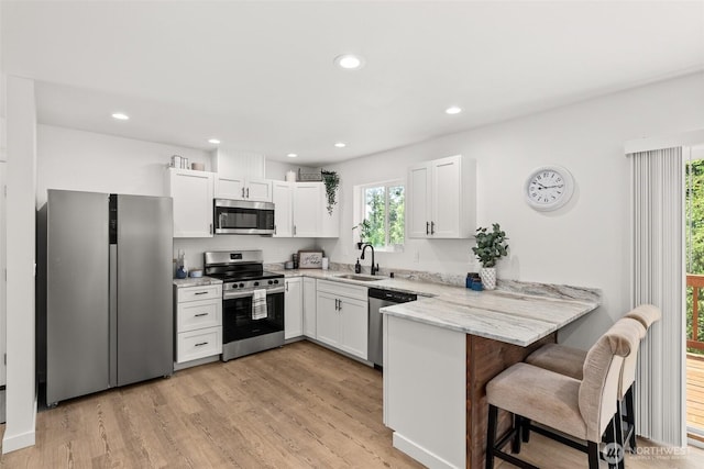 117 Sundown Ct, Chehalis, WA 98532 - kitchen featuring stainless steel appliances, a sink, a peninsula, plenty of natural light, and recessed lighting