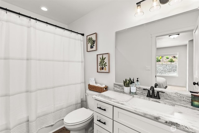 117 Sundown Ct, Chehalis, WA 98532 - ensuite bathroom featuring vanity, toilet, a shower with shower curtain, and recessed lighting
