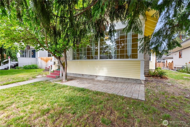 506 Douglas St, Wenatchee, WA 98801 - view of front of house featuring a front yard