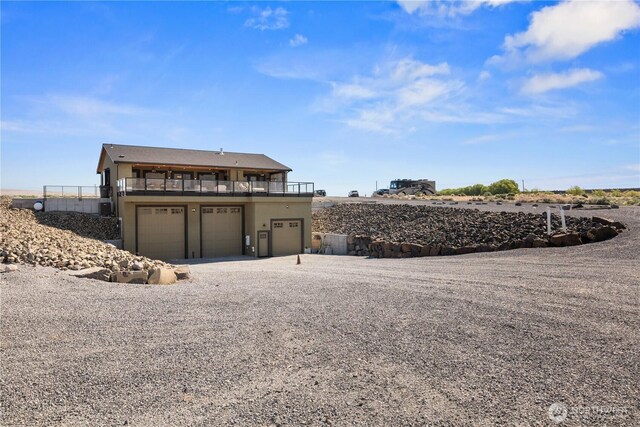 111 Wren Loop SW, Mattawa, WA 99349 - view of front of property featuring an attached garage, stucco siding, and gravel driveway