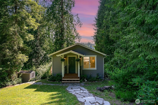 11009E Lake Joy Dr NE, Carnation, WA 98014 - bungalow-style house with a yard