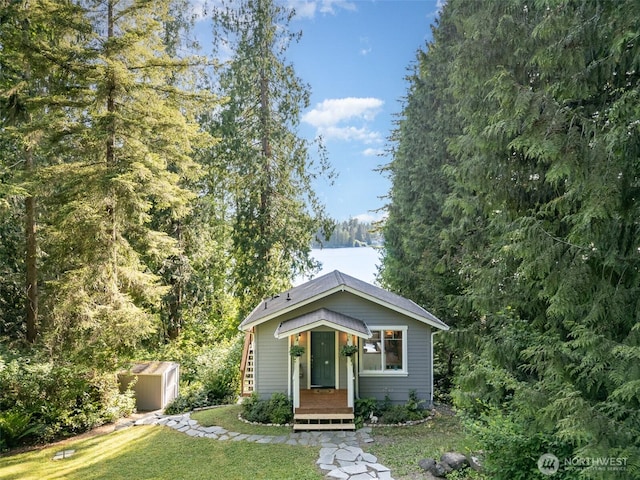 11009E Lake Joy Dr NE, Carnation, WA 98014 - view of front of house featuring a front lawn