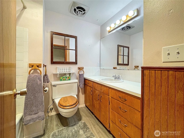 2208 Sandra Ave, Centralia, WA 98531 - bathroom featuring wood finished floors, vanity, and shower / bathtub combination
