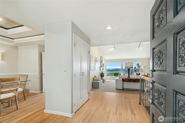 13712 SE 44th St, Bellevue, WA 98006 - hallway featuring light wood-style floors, baseboards, rail lighting, and recessed lighting