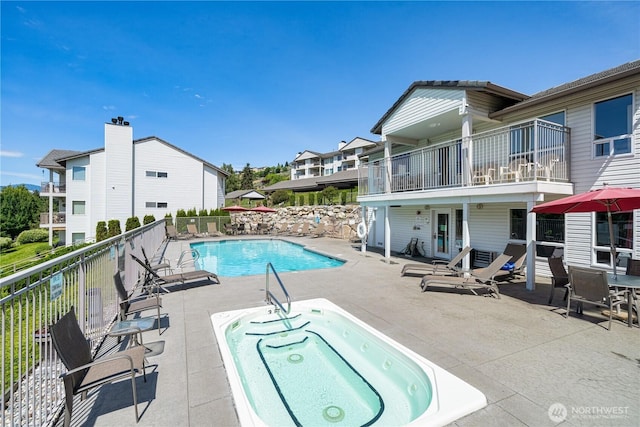 808 W Manson Rd Unit B303, Chelan, WA 98816 - community pool with a hot tub and a patio area