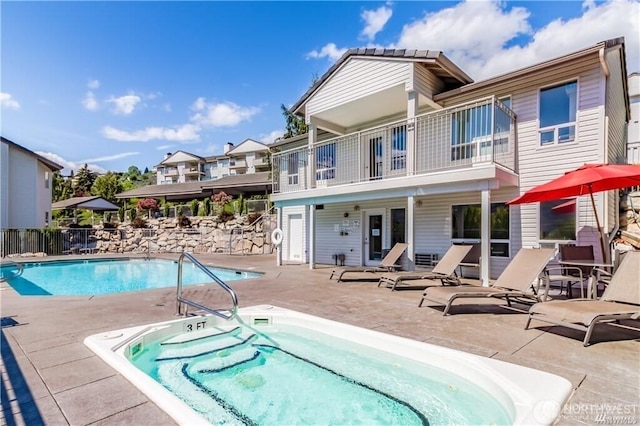 808 W Manson Rd Unit B303, Chelan, WA 98816 - community pool featuring a community hot tub and a patio area