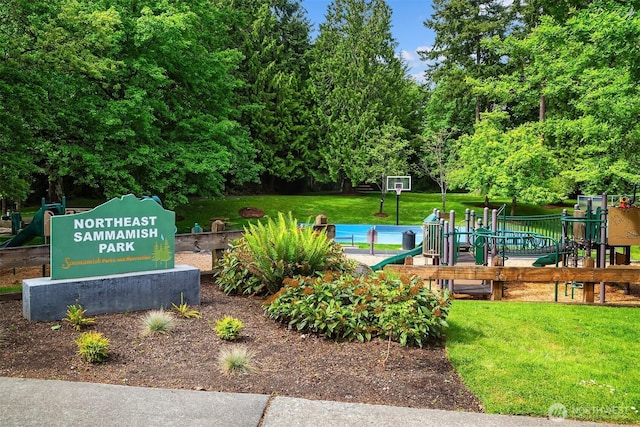 2805 Sahalee Dr E, Sammamish, WA 98074 - surrounding community featuring a yard